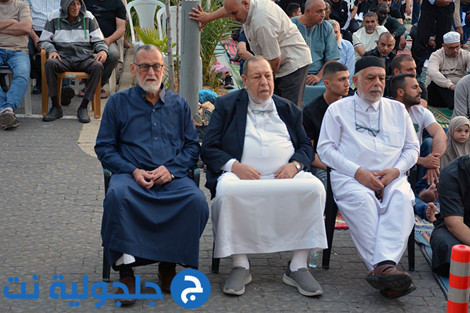 اهالي جلجولية يؤدون صلاة عيد الاضحى في ساحة مسجد الروضة في جلجولية 